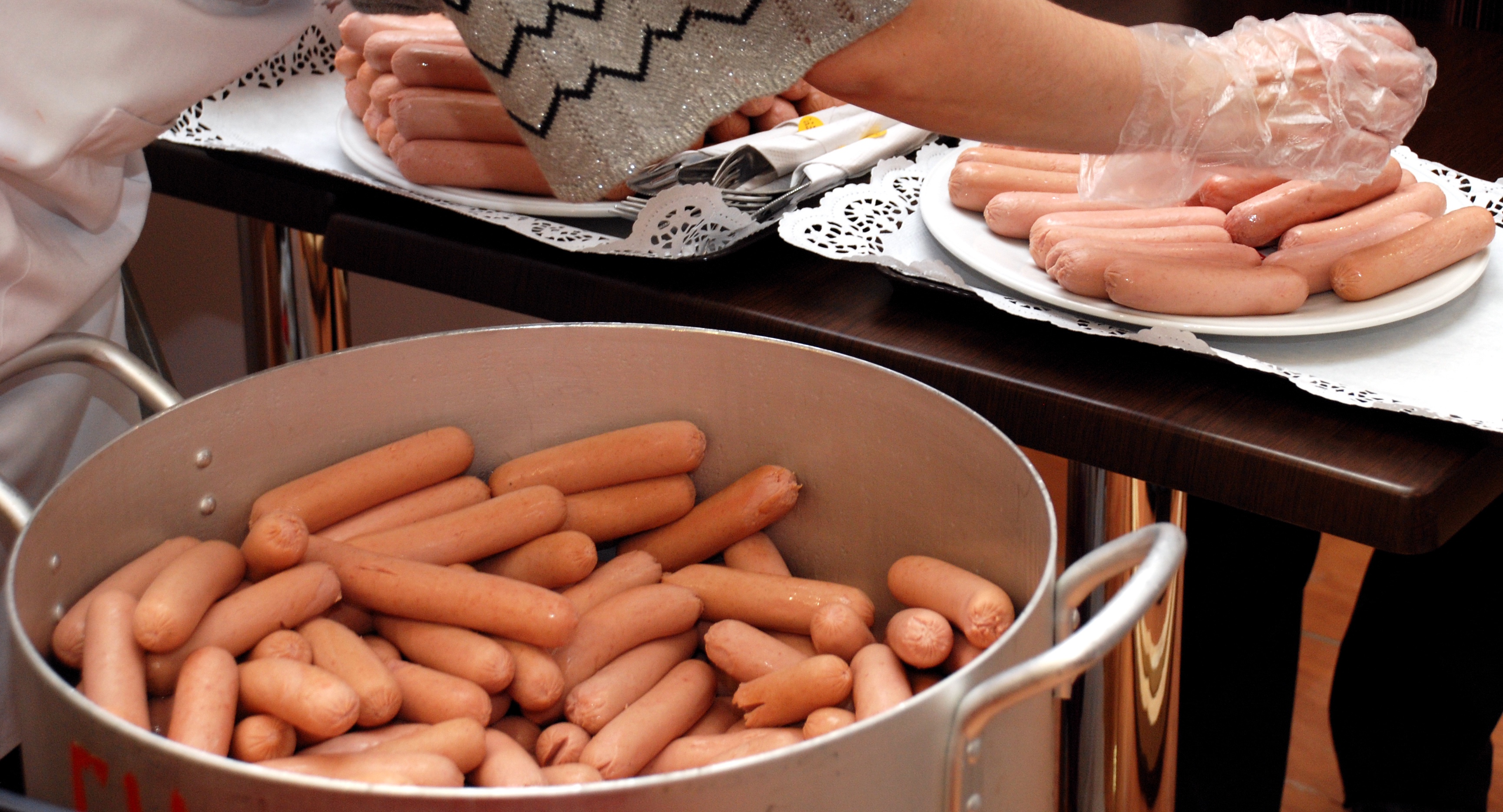 «Убрать сосиски и сладости»: ​родителей не устраивает система школьного питания