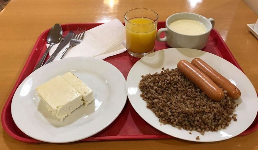 «Всех школьников надо кормить бесплатно»