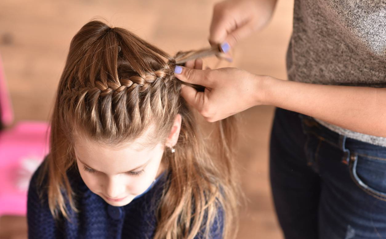 Врач рассказала об опасности косичек у девочек
