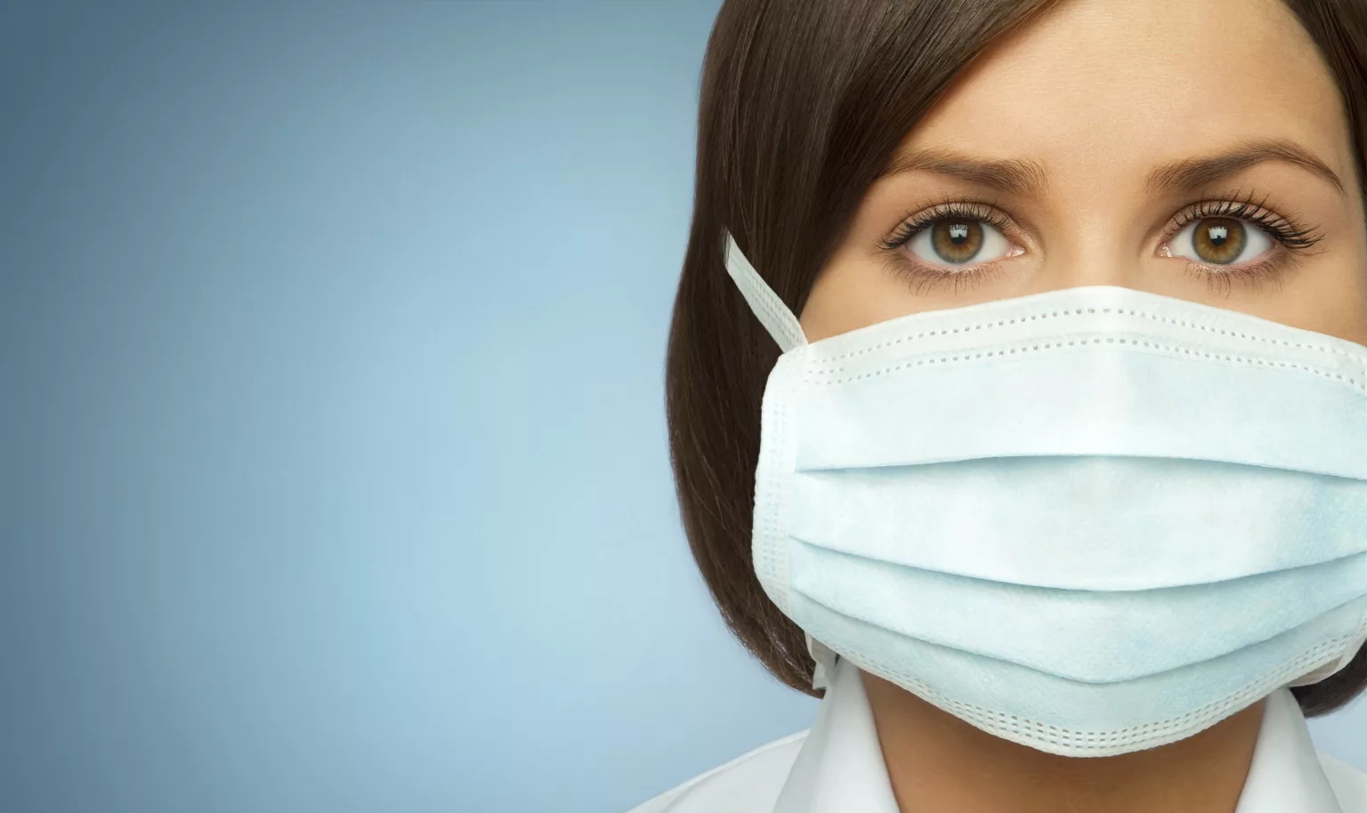 Минпросвещения разъяснило ситуацию с ношением масок учителями в школах