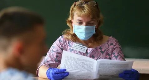 В Госдуме увидели риски в ношении масок учителями