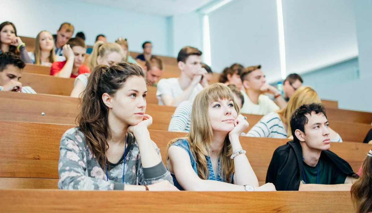 В Минобрнауки заявили, что не планируют переносить начало учебного года в вузах