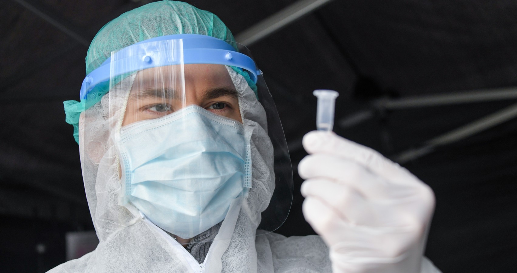 Вирусологи предупредили о риске второй волны COVID-19 из-за школьников