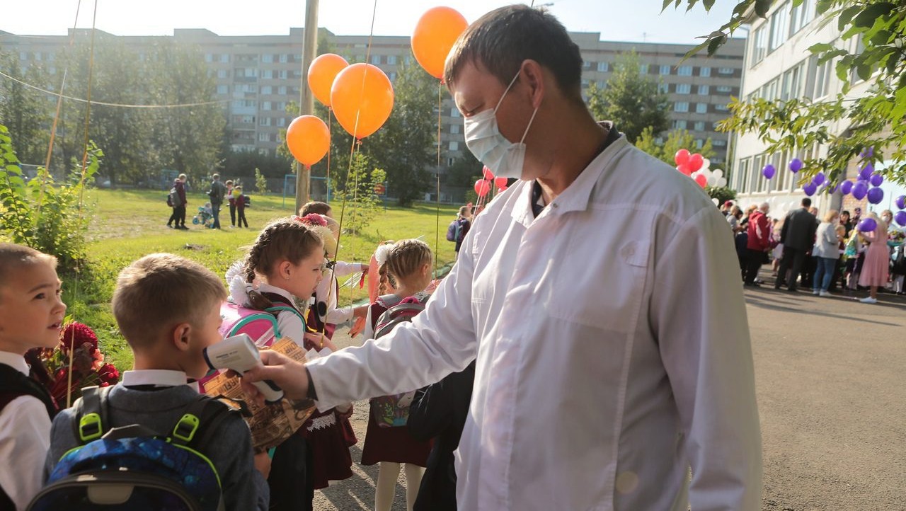 Минпросвещения попросило регионы не допускать очередей при входе в школы