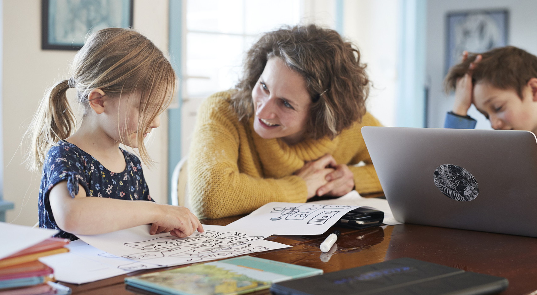 Франция: за закрытие школ родителям учеников пообещали отпуск