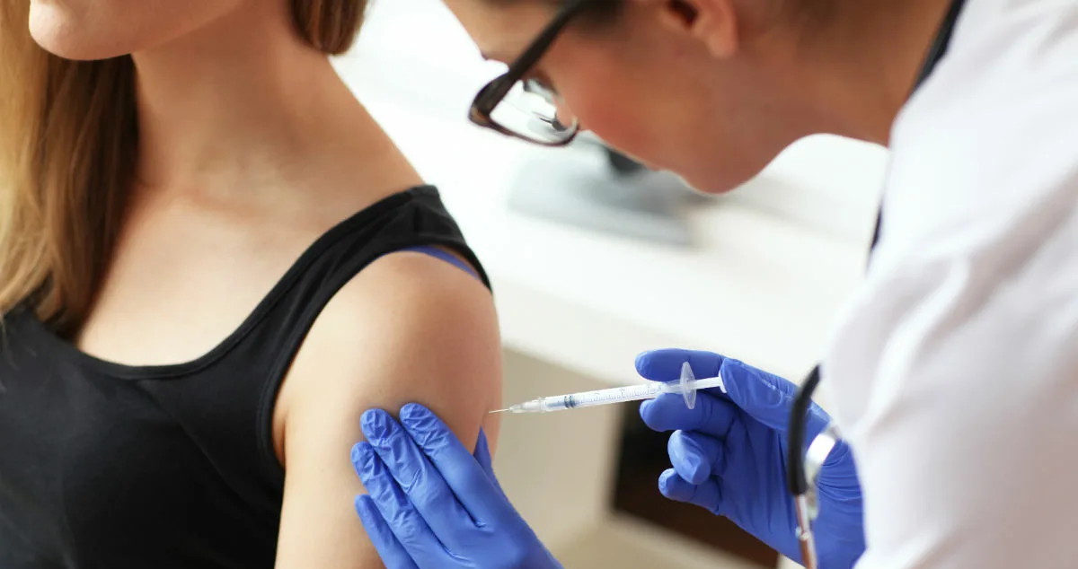 Началась вакцинация москвичей в рамках исследования вакцины от коронавируса