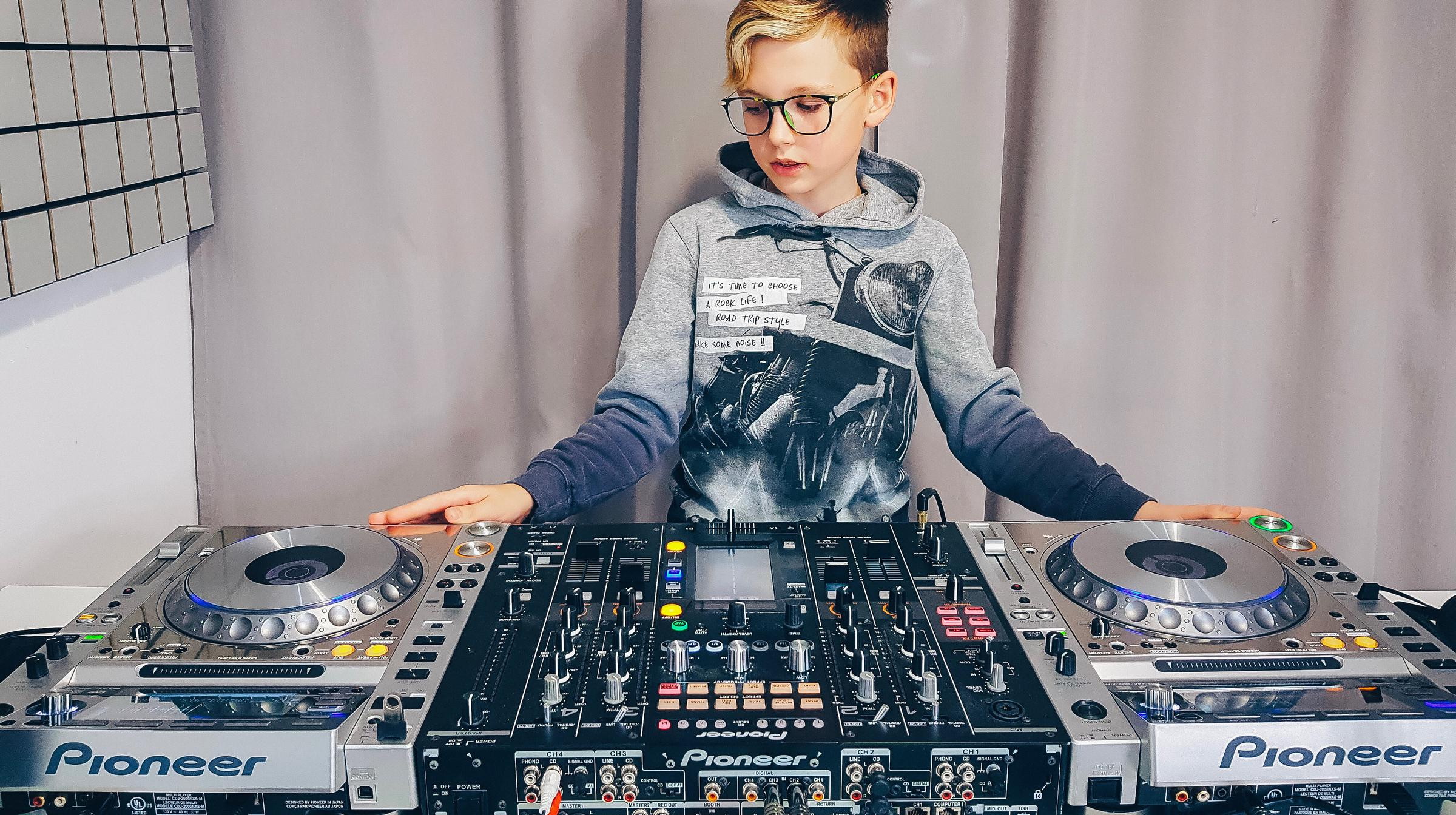 Британские школьники смогут получить аттестат по диджеингу