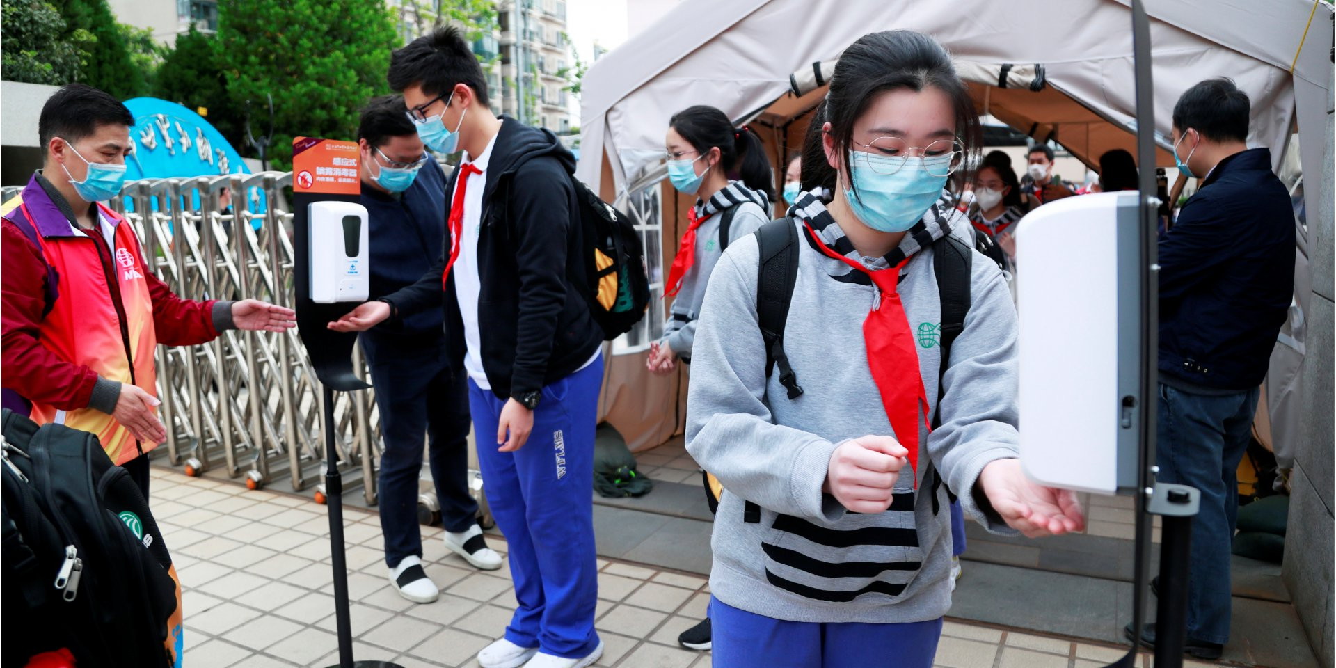 Новая реальность: китайские школьники проходят дезинфицирующий квест