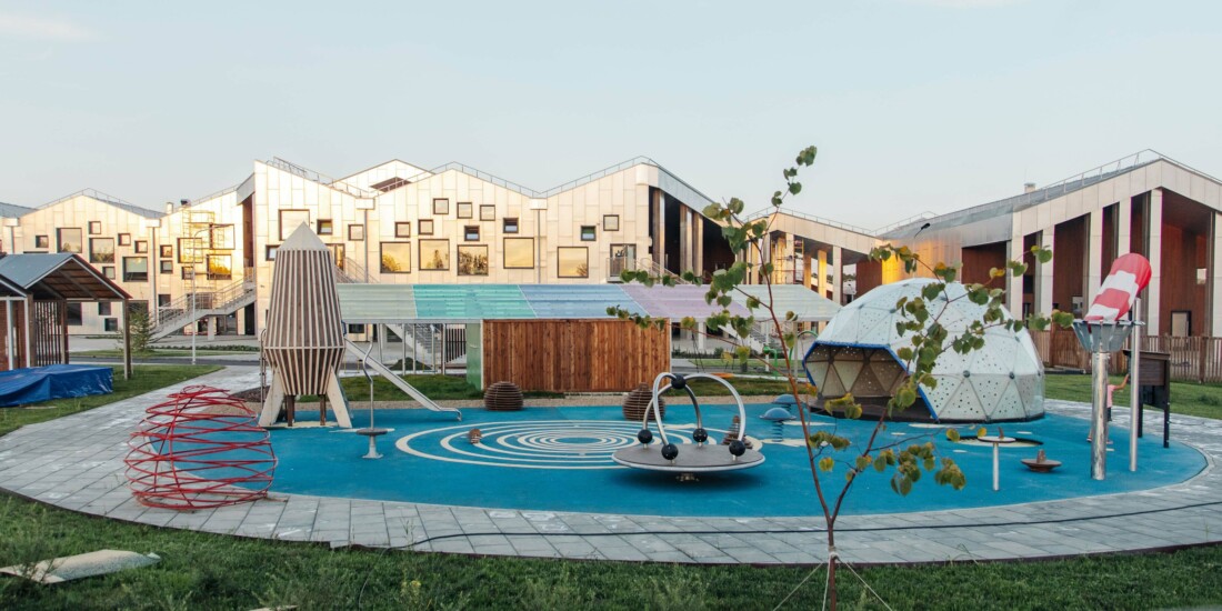 Благотворители построили школу с бесплатными коттеджами для семей учеников