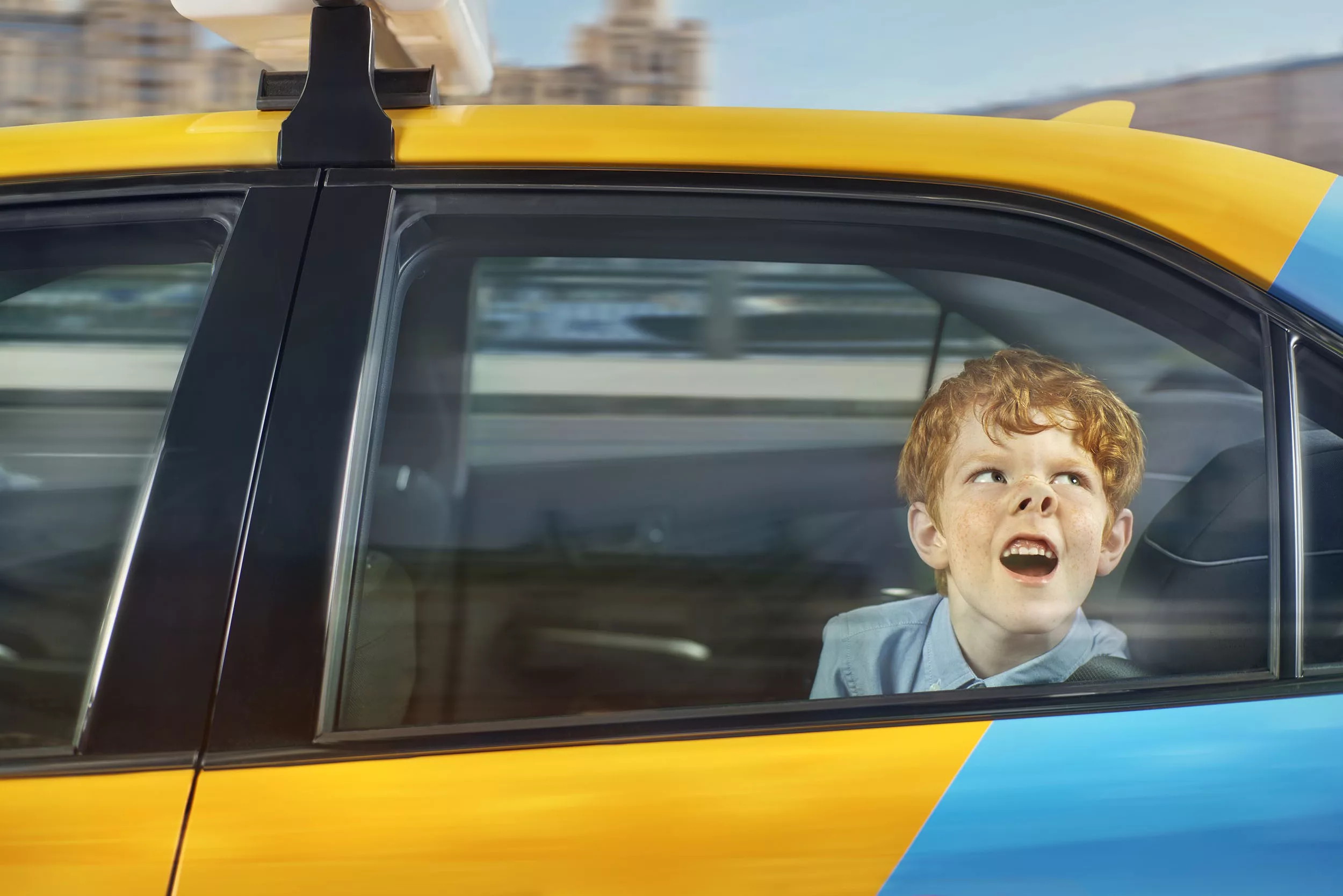 Половина российских родителей не боятся отпускать детей самостоятельно пользоваться такси