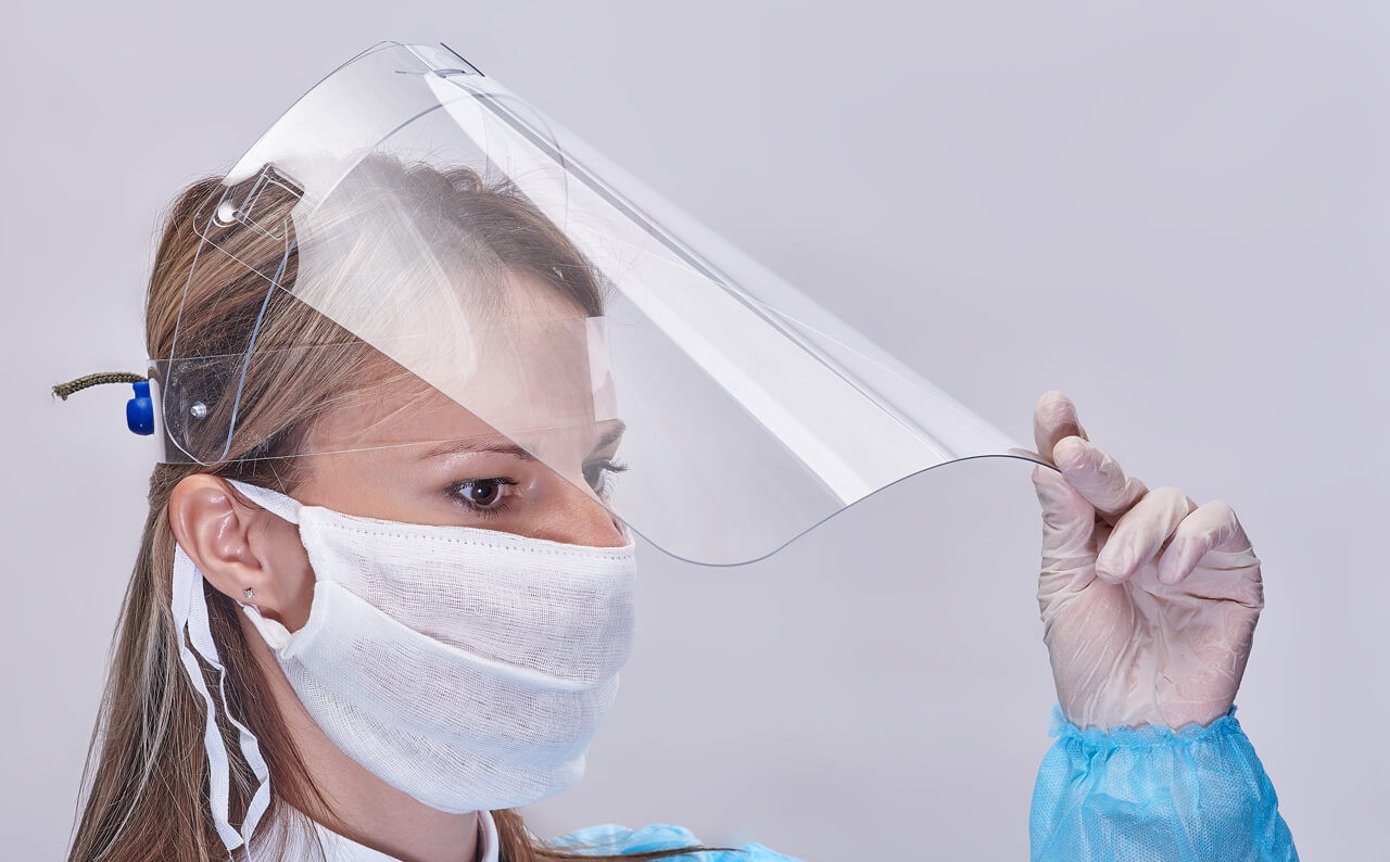 Глава ХМАО предложила заменить для учителей маски на защитные экраны