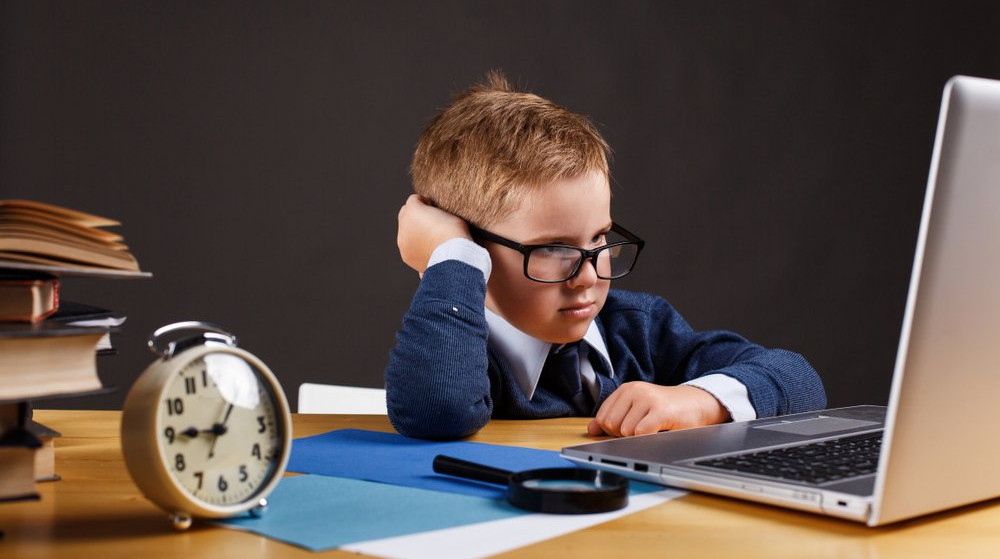 Много домашних заданий, боязнь ошибиться, тотальный родительский контроль и поделки бабушек