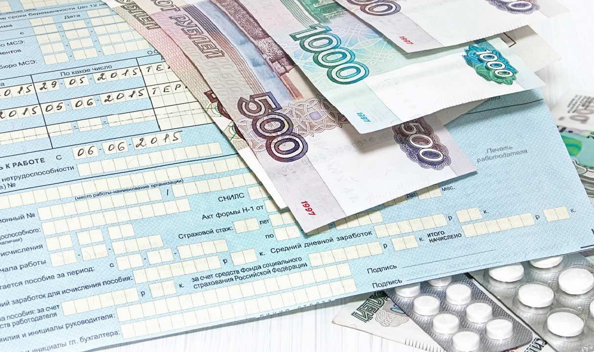 Когда сотруднику в отпуске по уходу за ребенком выплачивается пособие по больничному