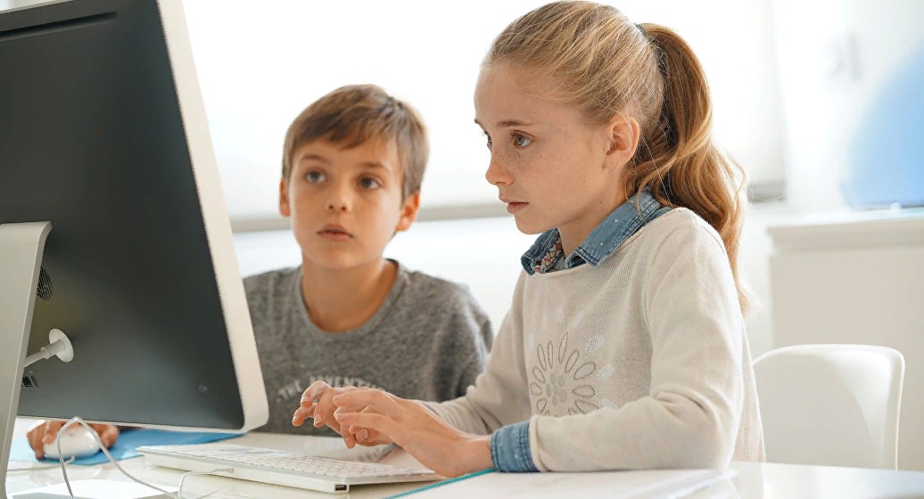 Общественник призвал срочно перевести школы на дистанционное обучение