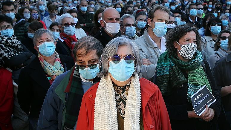 Французы выступают за показ антирелигиозных карикатур в школах