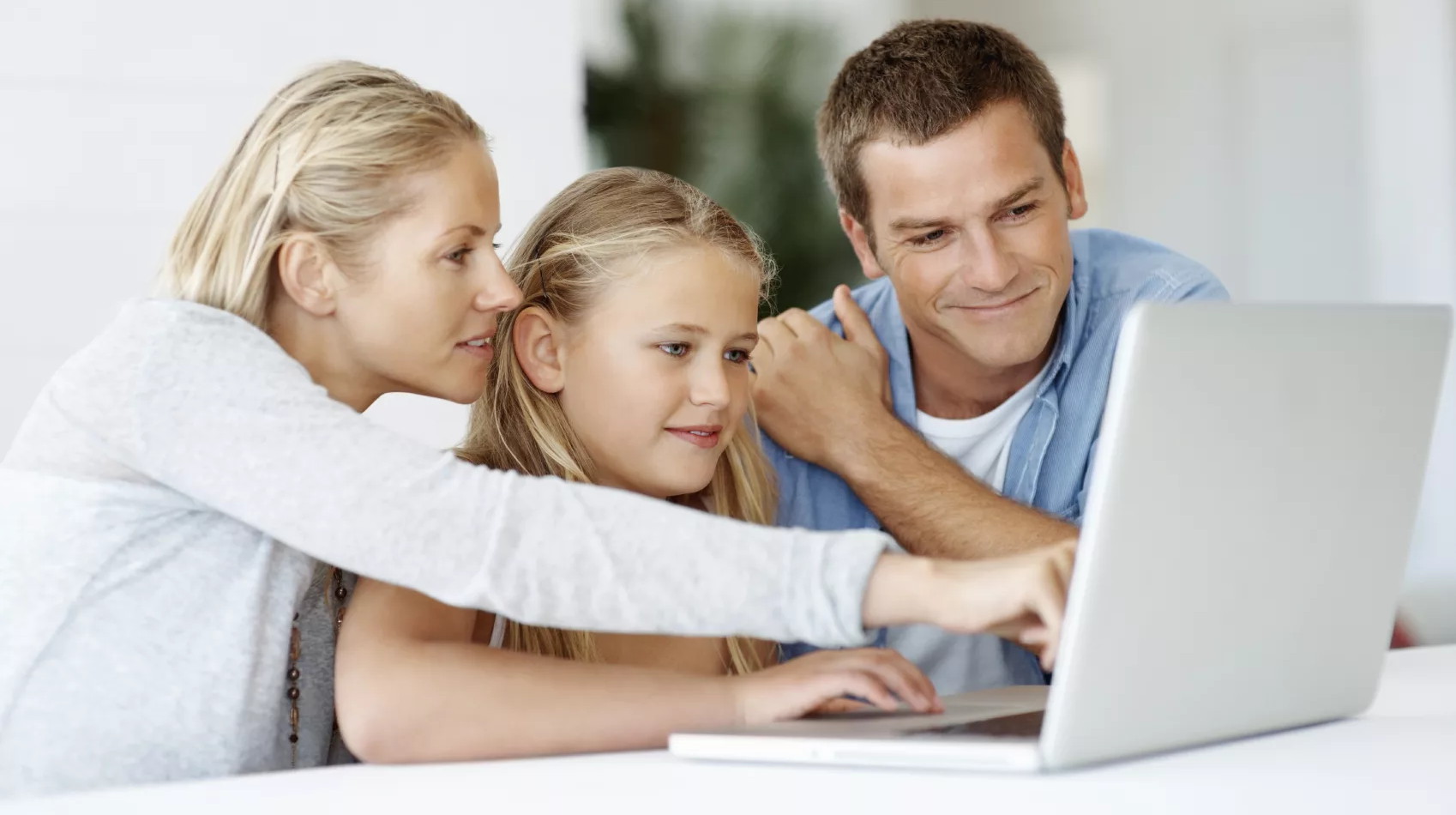 Zoom-трансляций и контрольных не будет: как устроено дистанционное обучение в школах Санкт-Петербурга