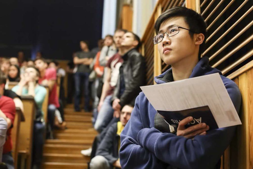 Иностранным студентам, которые не могут пока учиться России, разрешили взять академотпуск