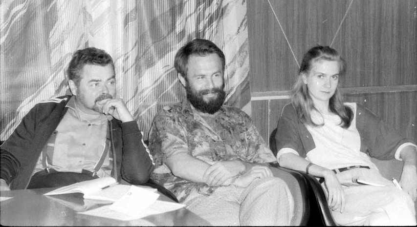 Светинки разлетаются по комнате…