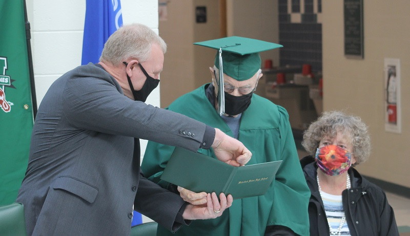 96-летнему ветерану Второй Мировой войны вручили диплом 80 лет спустя