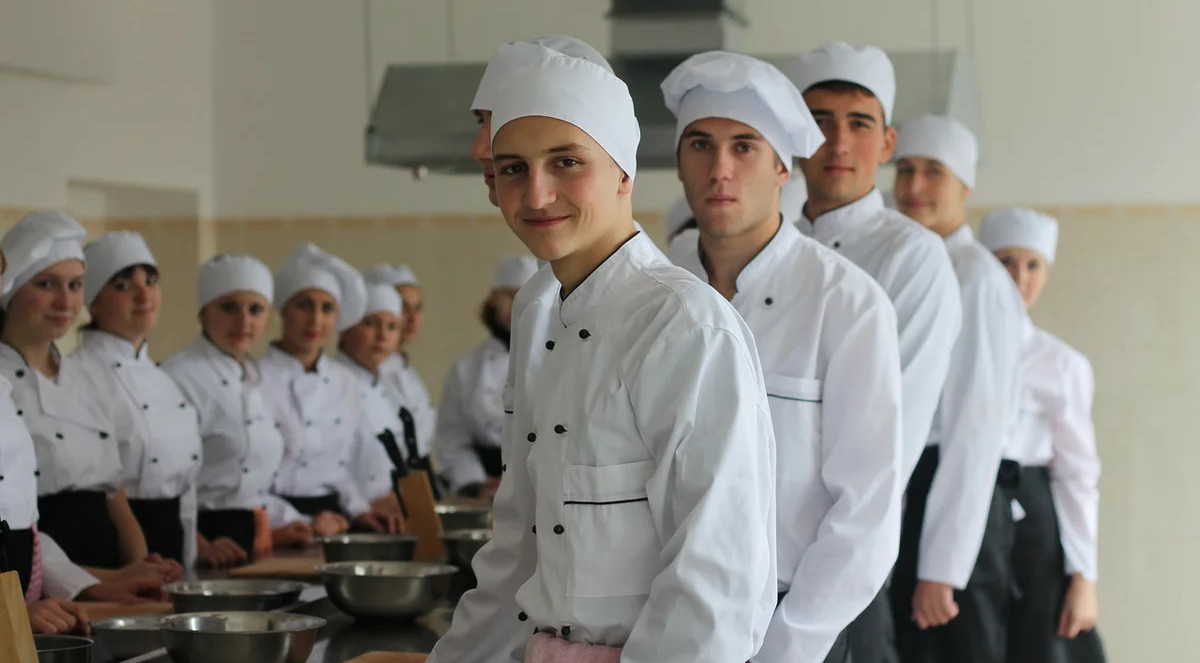 В Госдуме предложили разработать программу подготовки школьных поваров