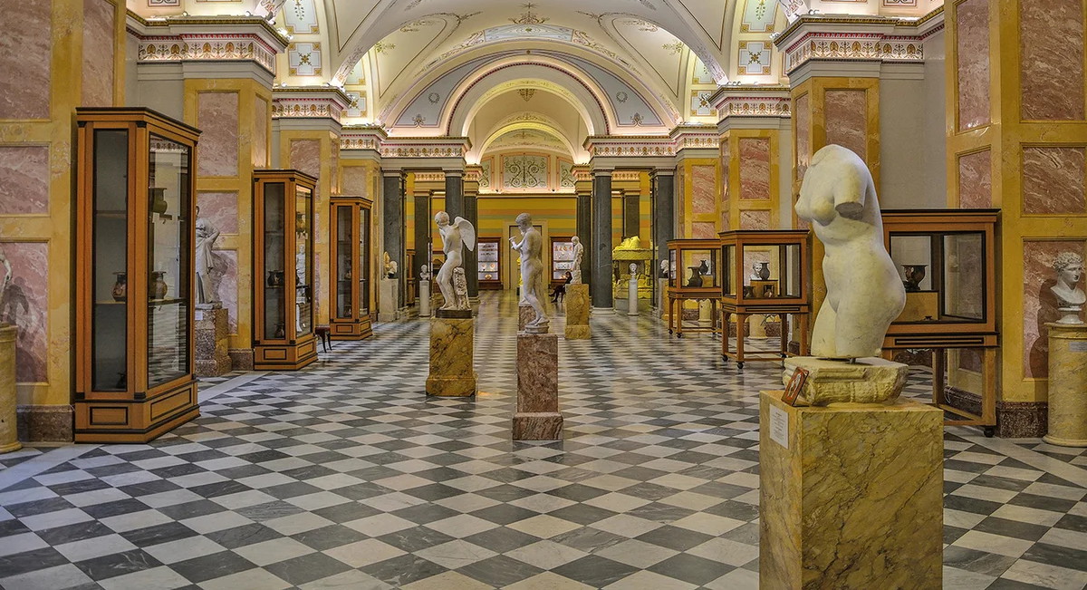 Эрмитаж получил жалобу о плохом влиянии обнаженных скульптур на детей