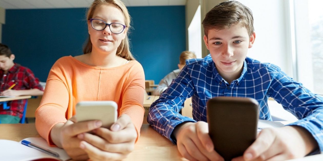 Педагог из Екатеринбурга предложил принять закон о чистых и свободных от смартфонов и интернета школ