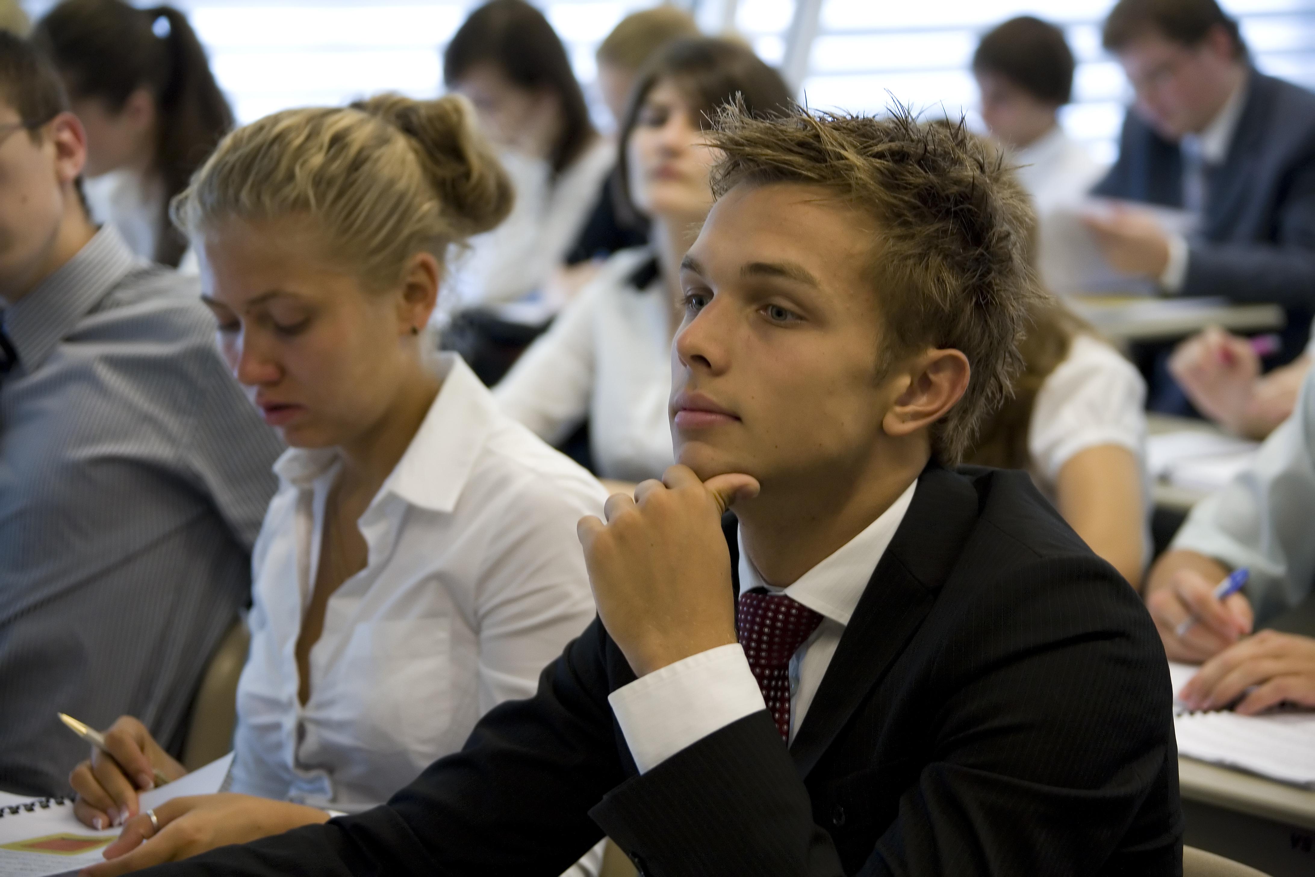 Почему выпускники школ выбирают СПО вместо МГУ: результаты исследования