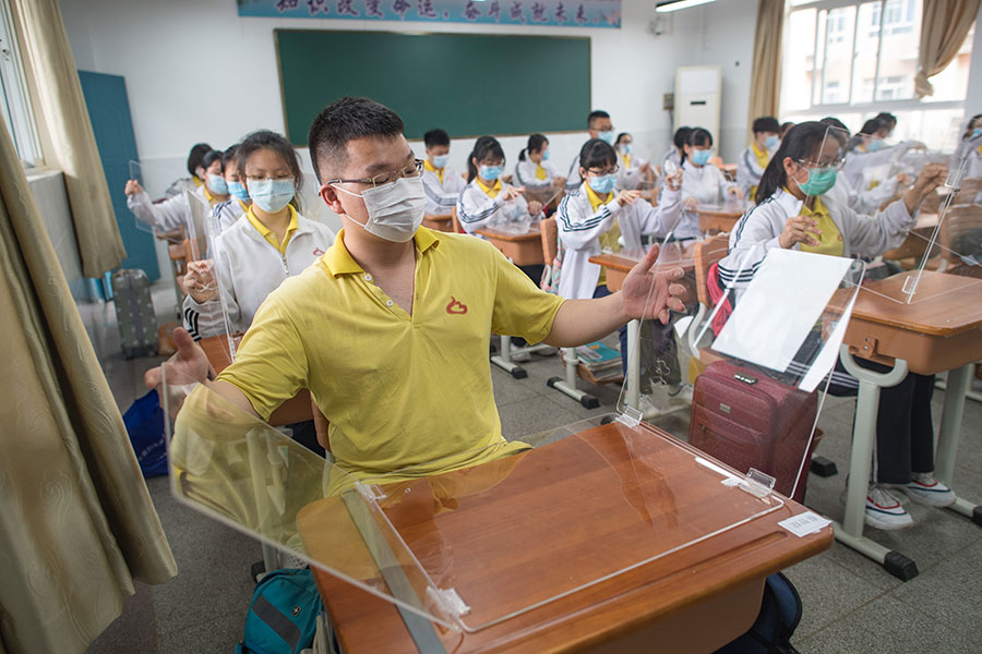 В Китае могут отложить начало занятий в школах из-за вспышки COVID-19