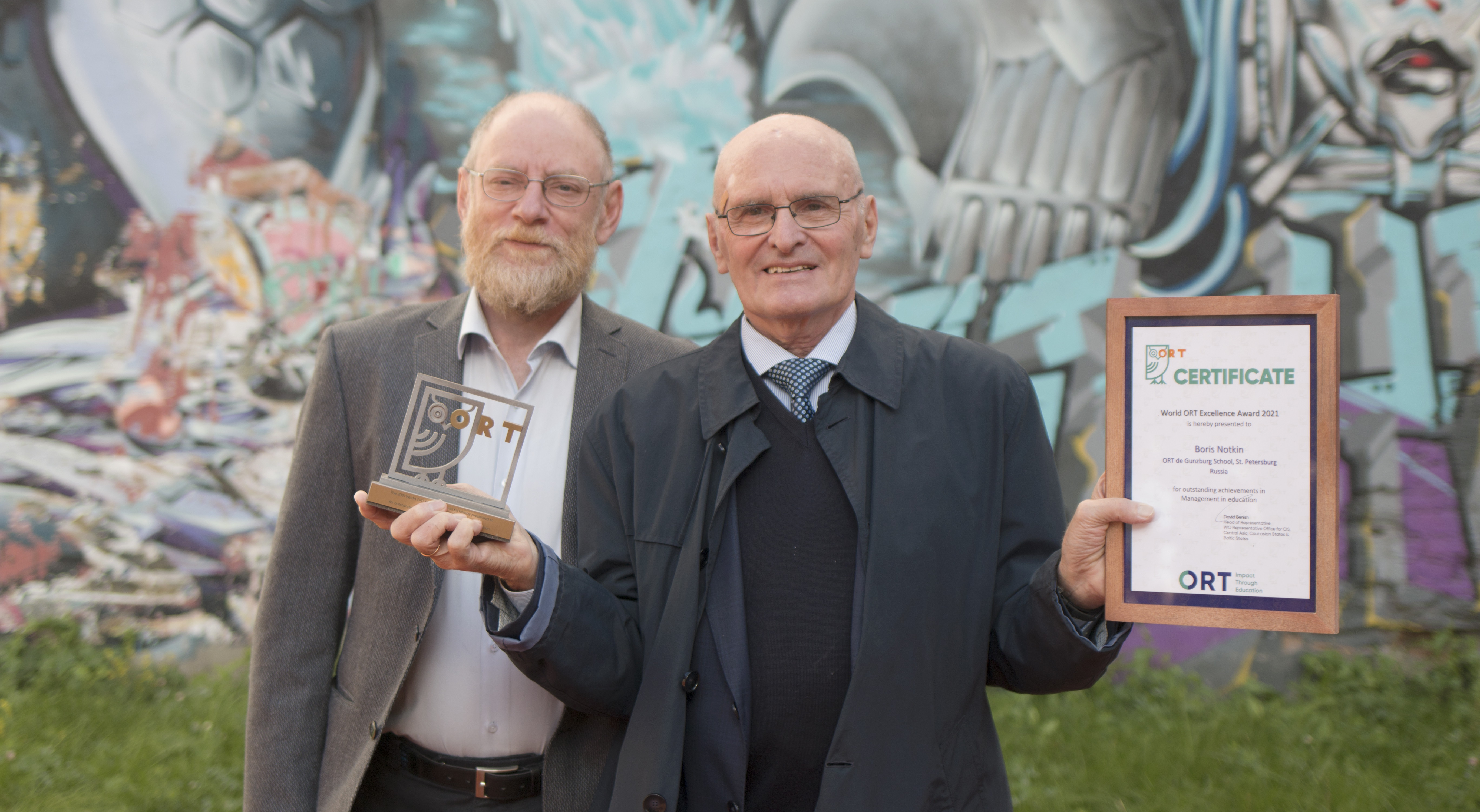 Директору петербургской школы № 550 Борису Ноткину вручена премия ОРТ за вклад в образование