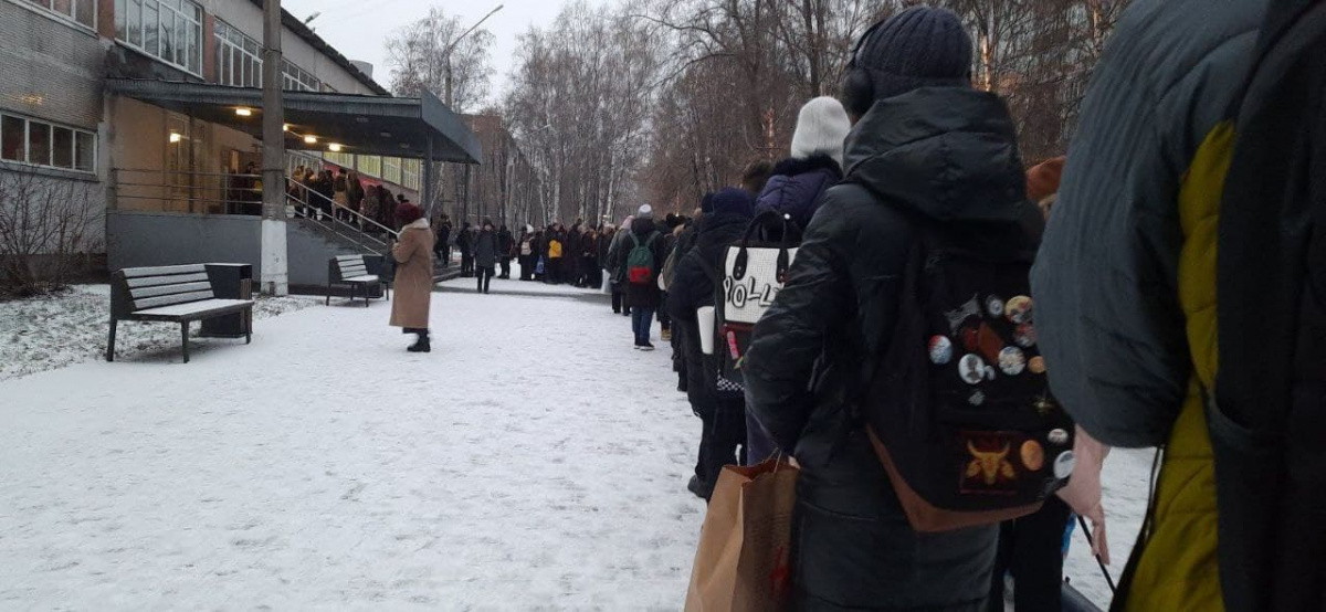 В гимназии Новокузнецка образовались огромные очереди при входе