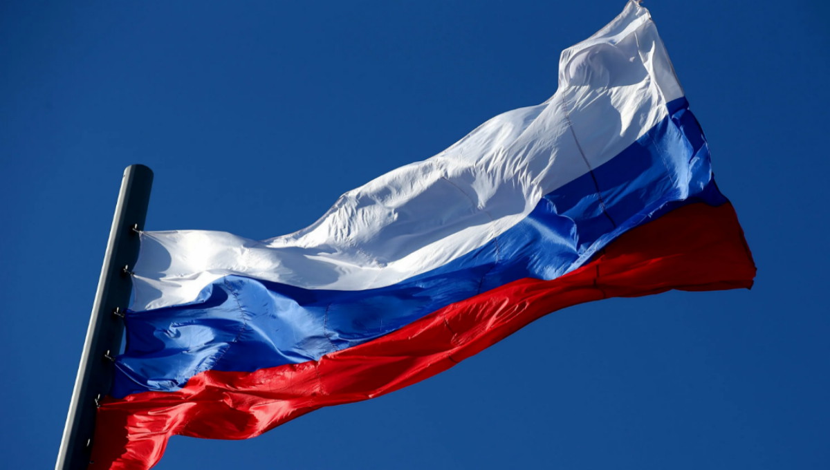 Кабмин РФ предложил потратить до 1 млрд рублей на установку флагов РФ у школ