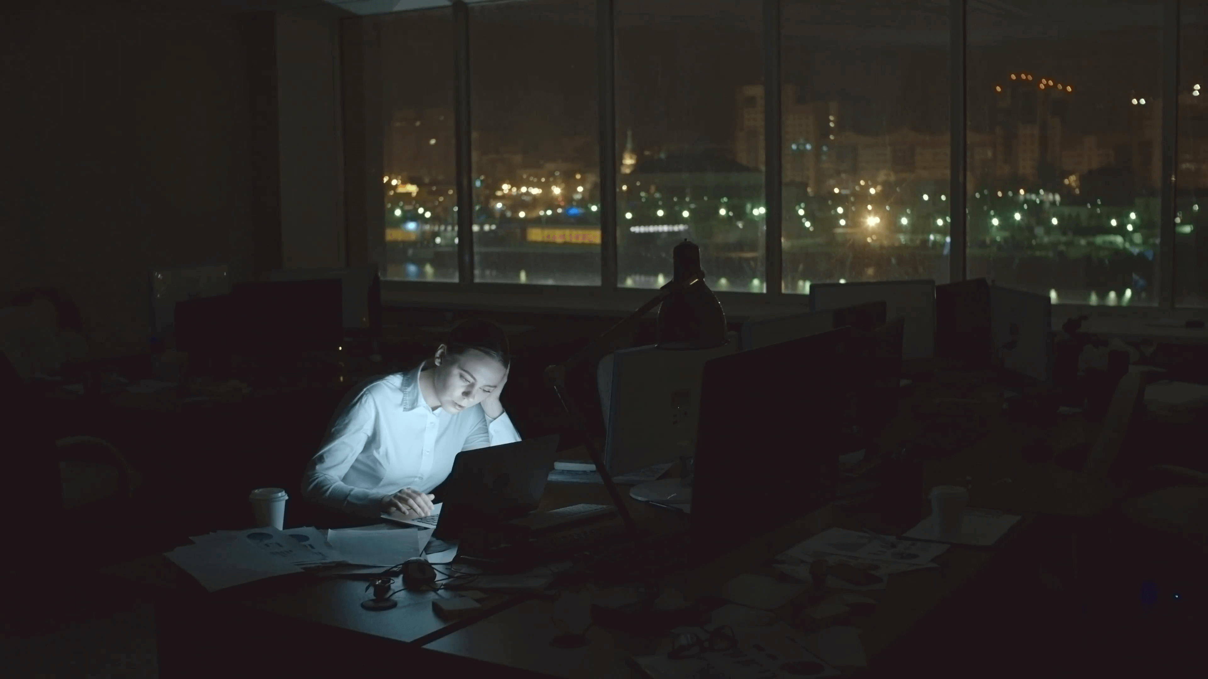 Одиноких родителей освободят от командировок и работы ночью