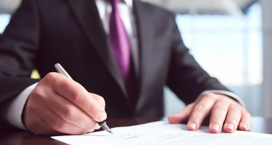 Владимир Путин утвердил увеличение МРОТ до 13 890 рублей в 2022 году