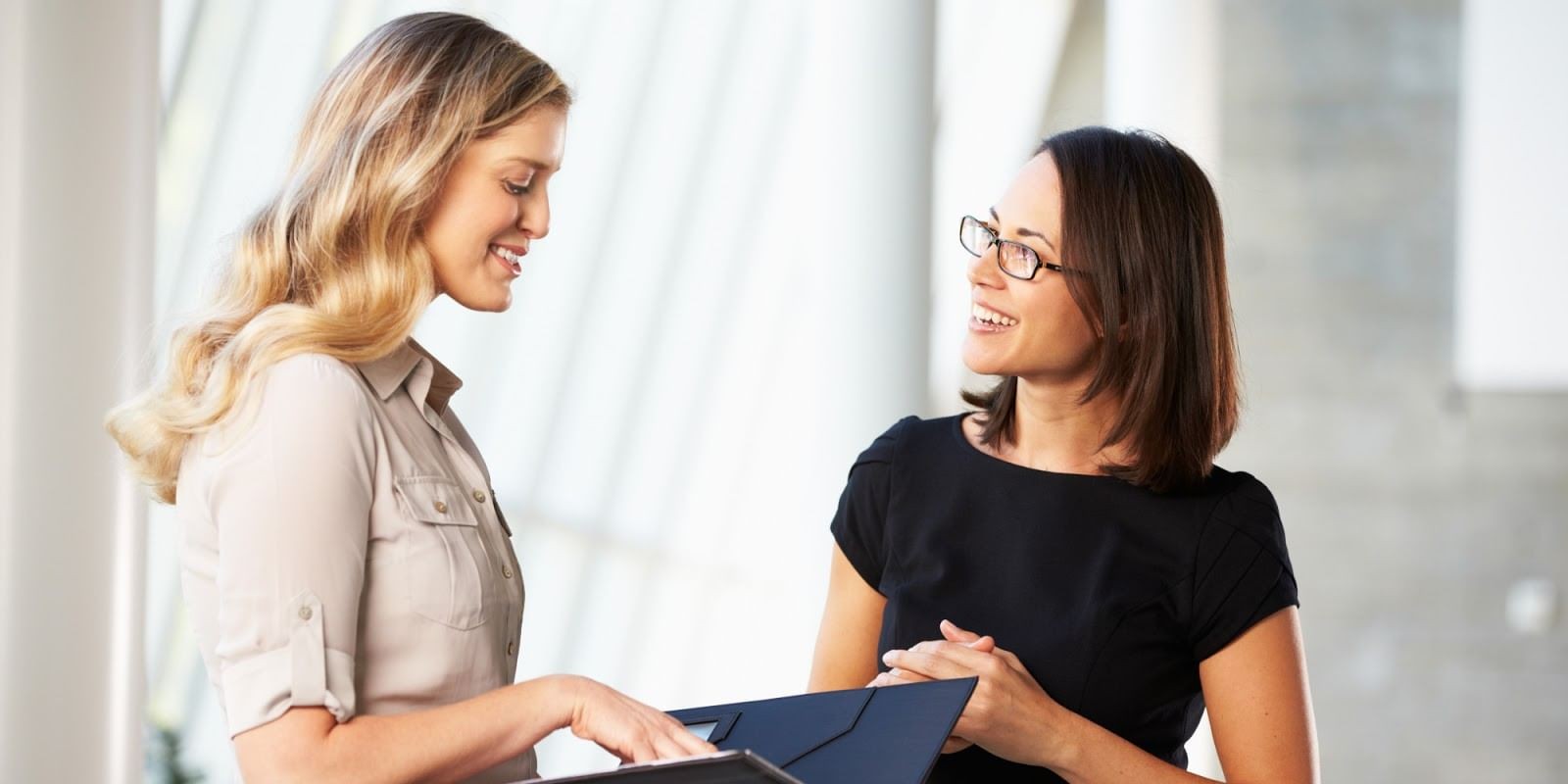 Ученые рассказали, почему содержательные разговоры с коллегами лучше светских бесед