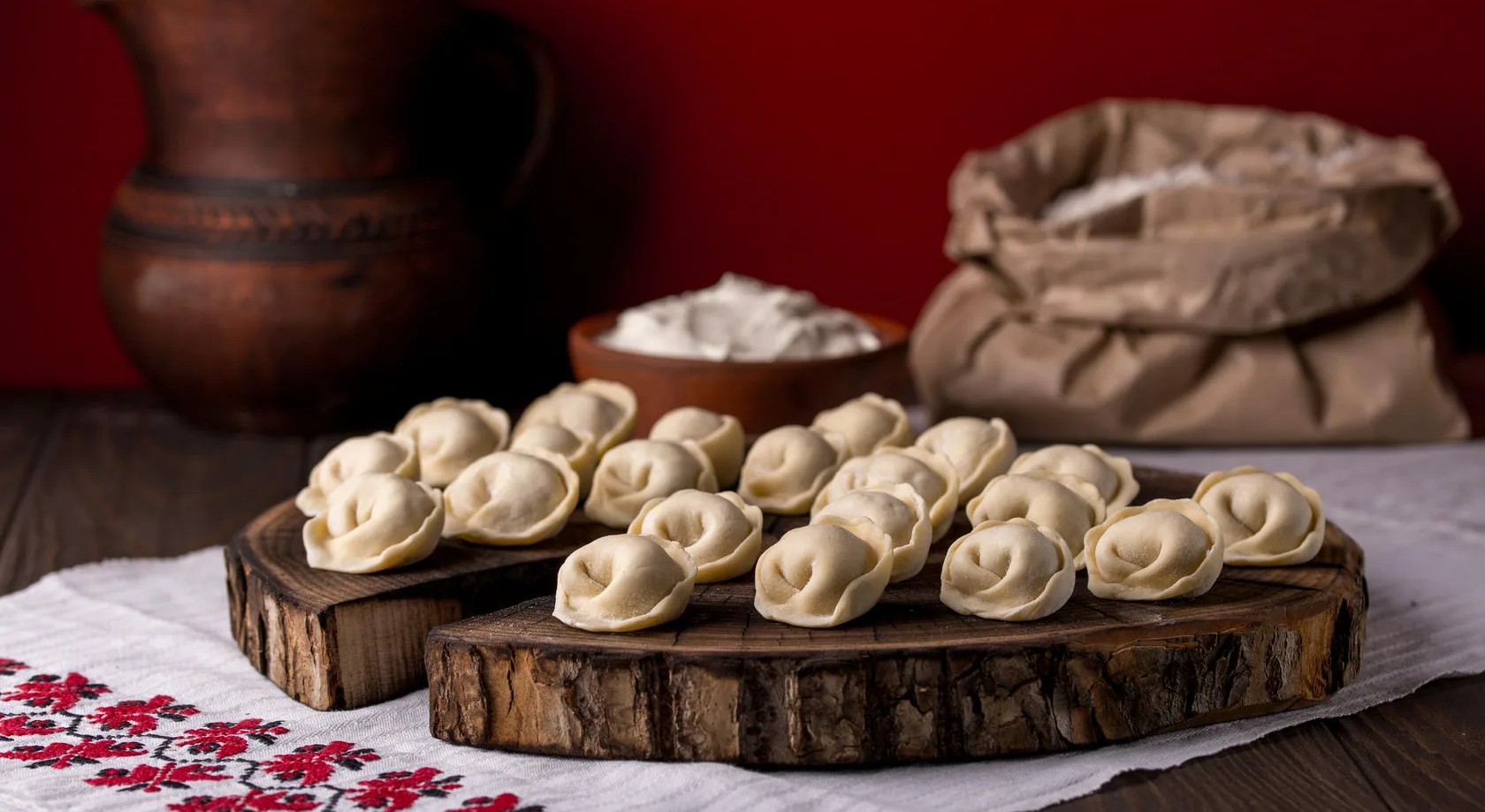 Губернатор Подмосковья поручил добавить пельмени в школьное меню