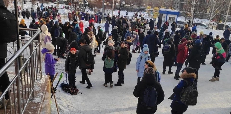 В Тюмени в третий раз эвакуируют все школы