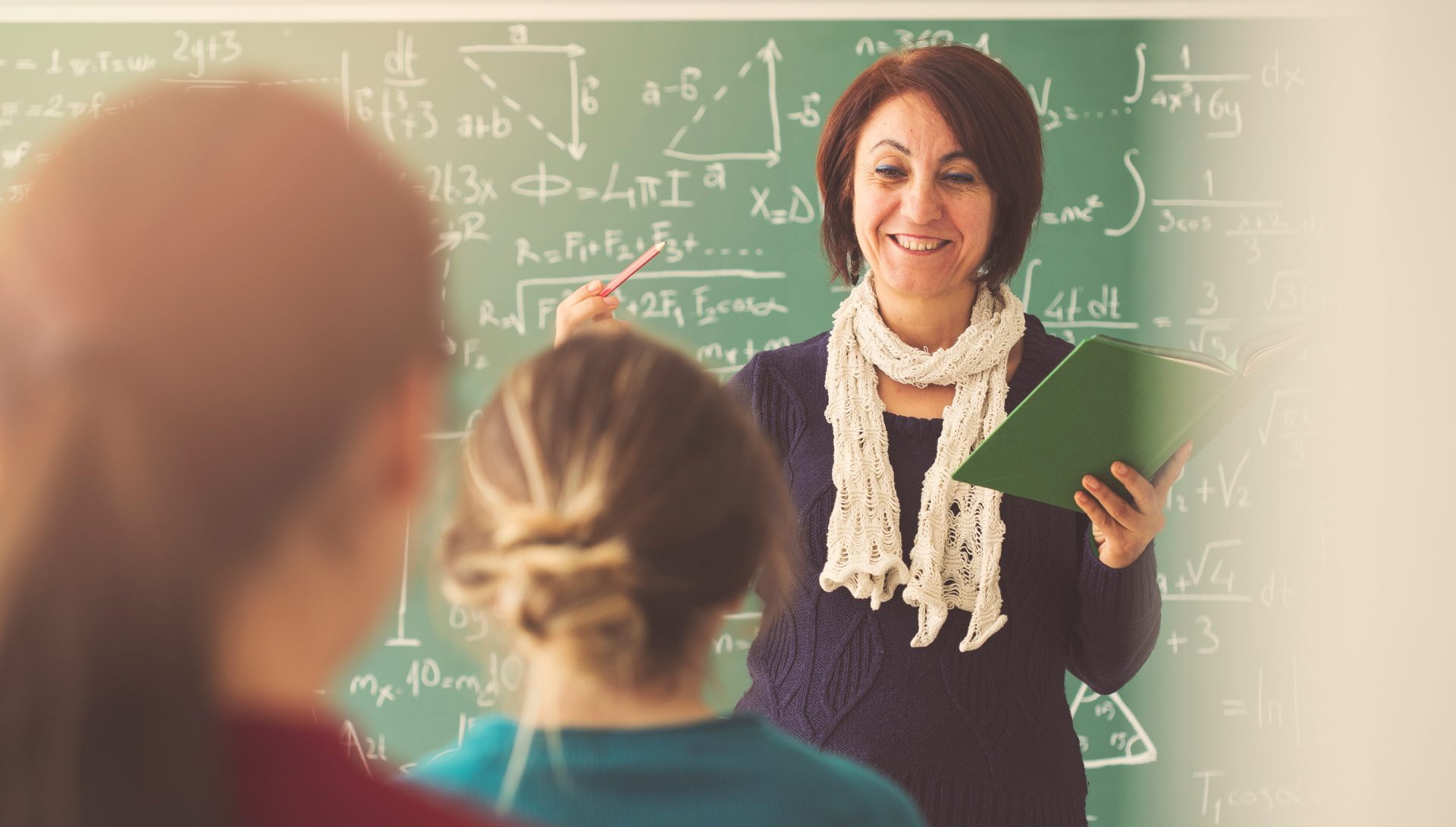 Учителям школ Подмосковья «зеленой» зоны планируют увеличить зарплату с 1 сентября