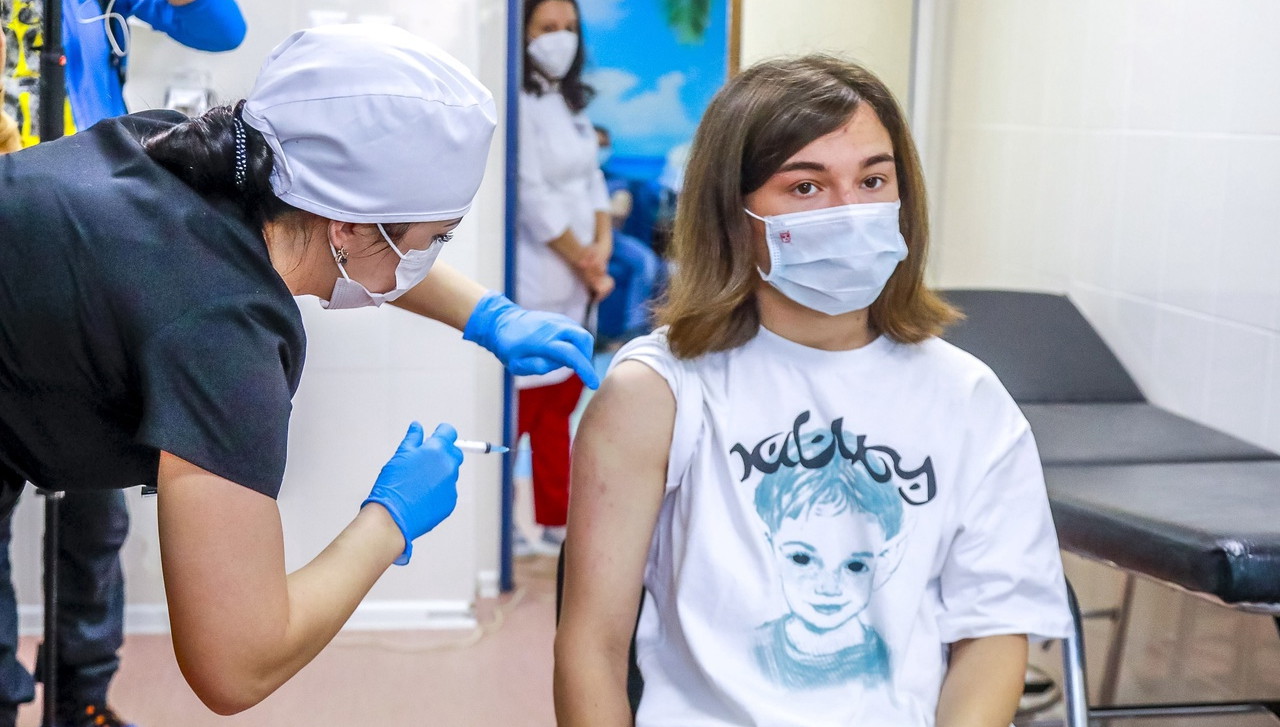 В Москве начали вакцинировать подростков от COVID-19