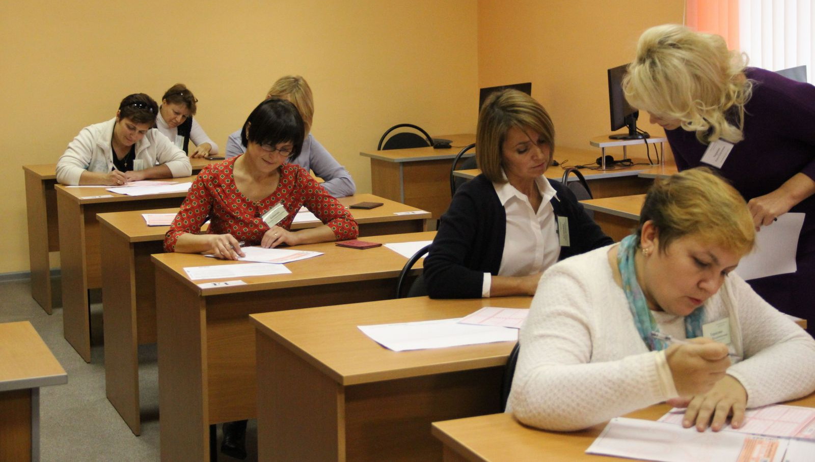 Чиновников заставят сдавать экзамен по русскому языку и говорить без канцелярита 