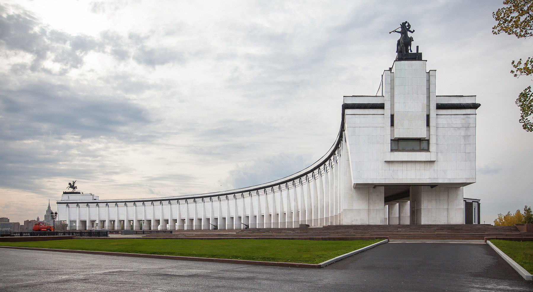 Столичные школьники создадут аудиогиды, чат-боты и мобильные приложения для Музея Победы