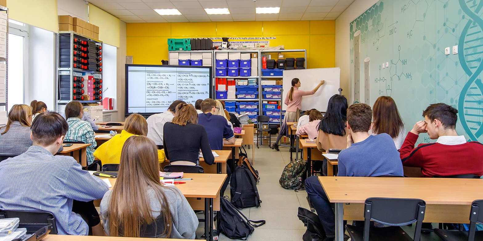 В московских школах отменяют принцип одного кабинета и специальный график входа