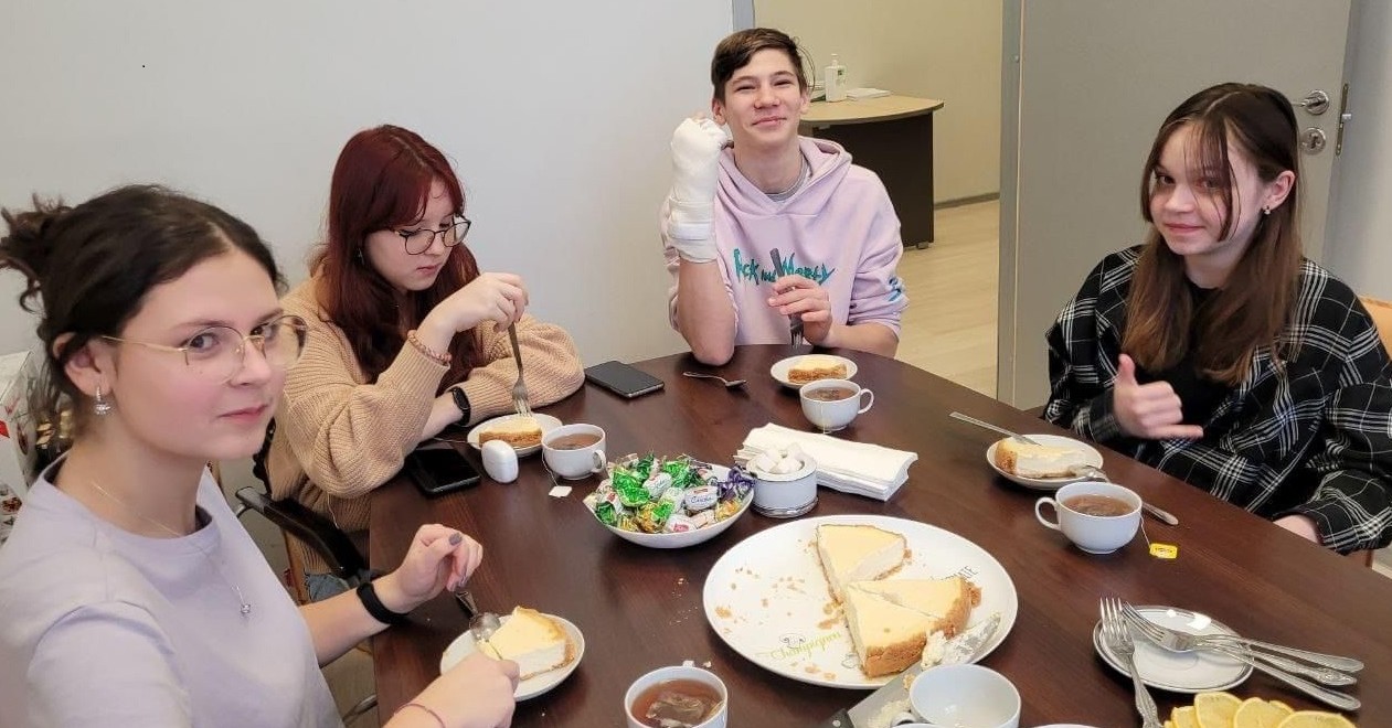 Директор столичной школы испек для учеников воздушный меренговый рулет