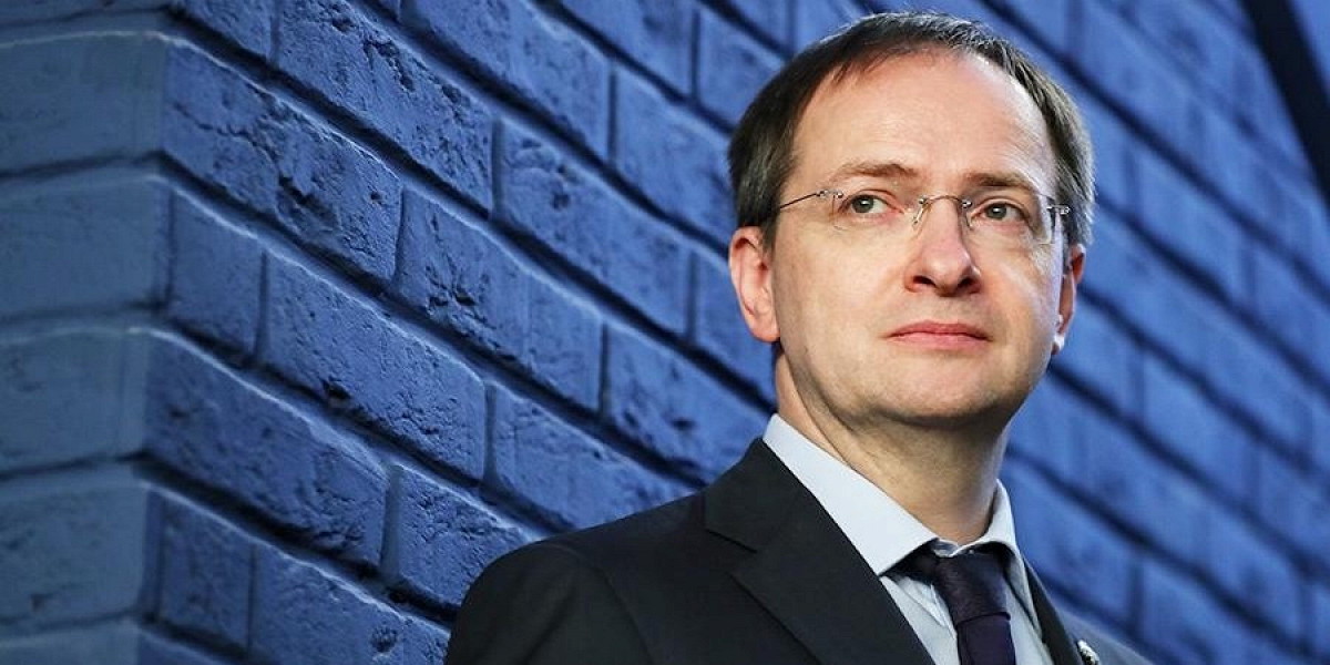 Мединский предложил ввести практику воспевания государственных символов в государственных школах