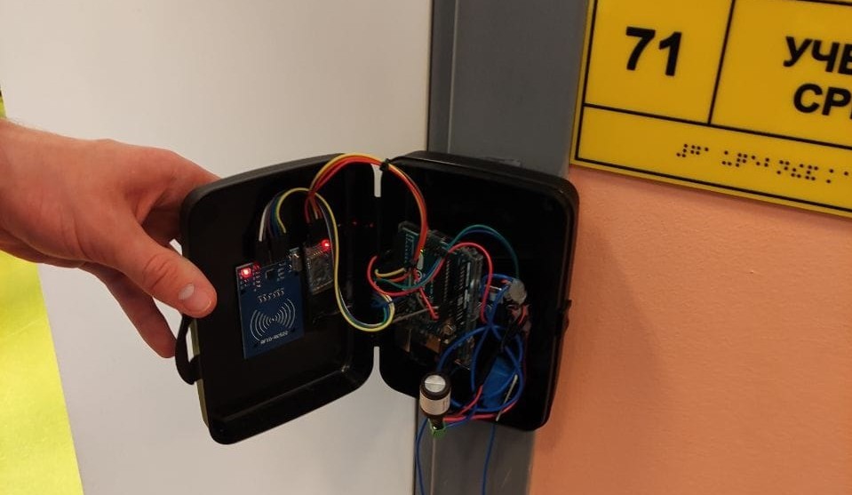 В школьных раздевалках установят систему безопасности, созданную десятиклассниками