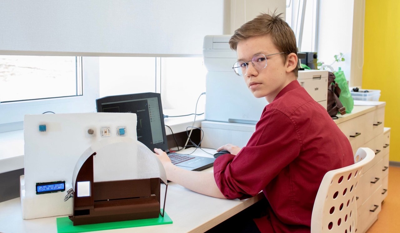 Кировский школьник создал модель «умной скамейки» для города