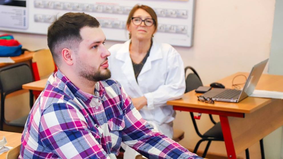 «Безопаснее натаскать на минимум, чтобы избежать двоечников. Я такую тактику не приемлю, наверное, от этого и страдаю»