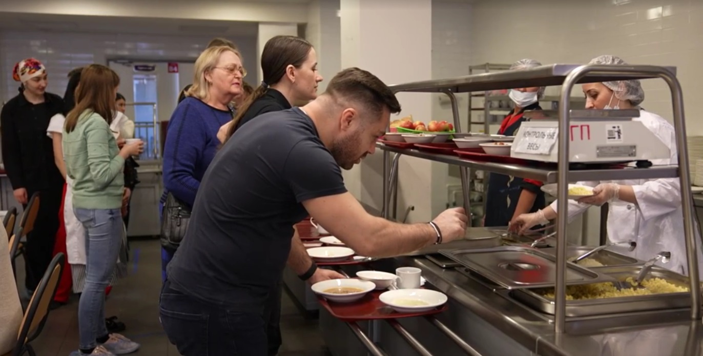 На дегустации блюд в столовой школы № 2120 родителям понравился борщ и гуляш