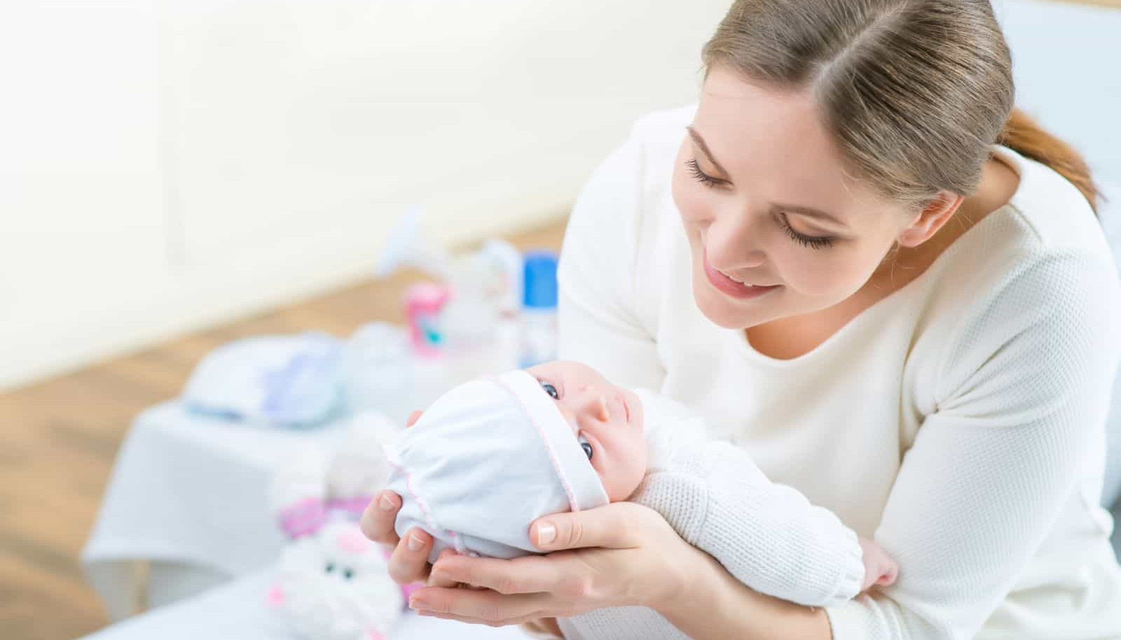 Пособие по уходу за ребенком женщинам на службе будет увеличено