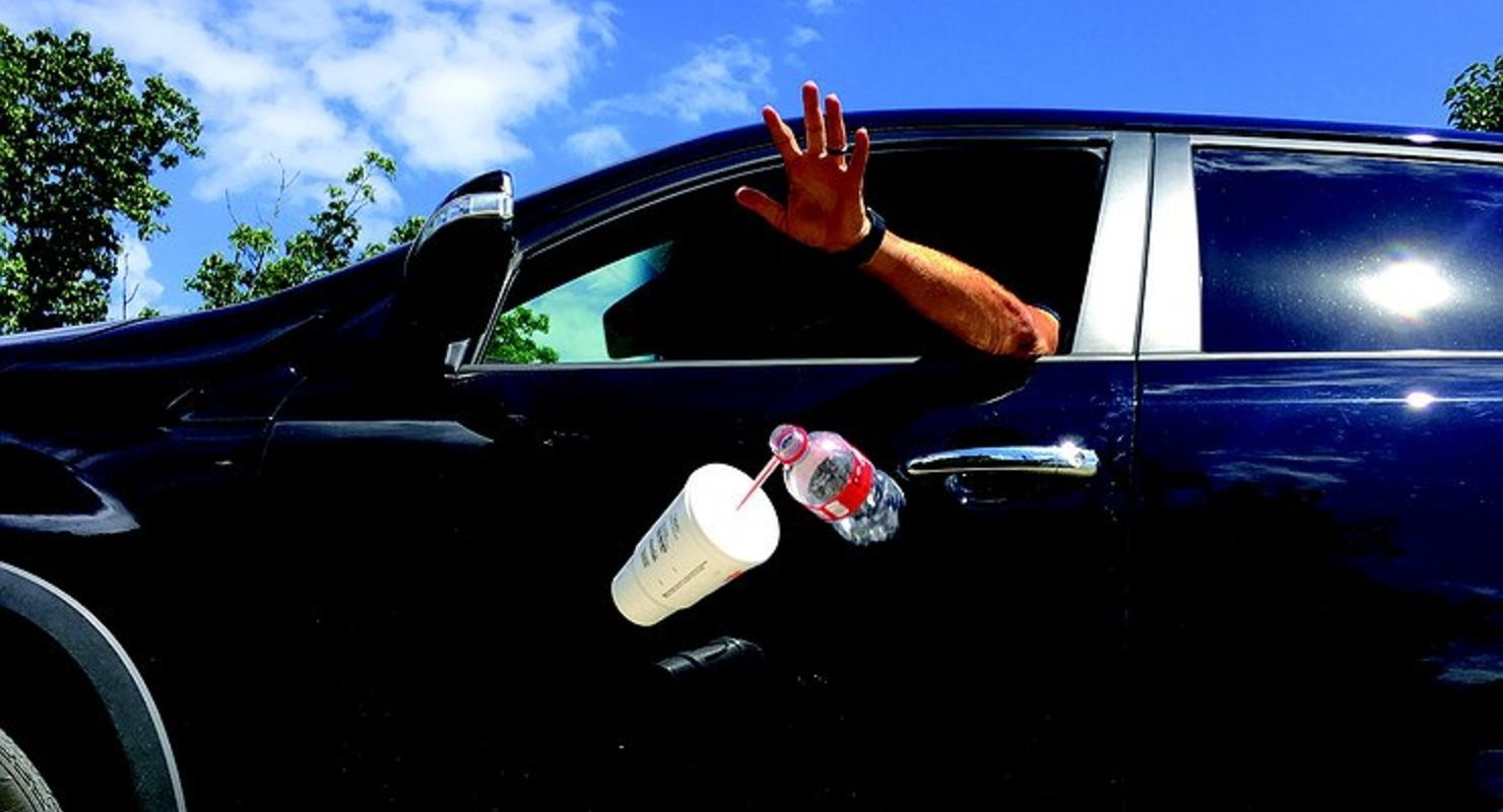 Какой штраф заплатят те, кто выбрасываемой мусор из машин