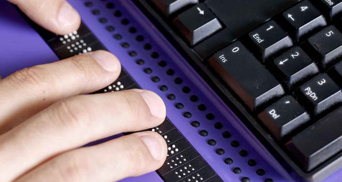 Детей с нарушениями зрения начнут обеспечивать брайлевскими дисплеями